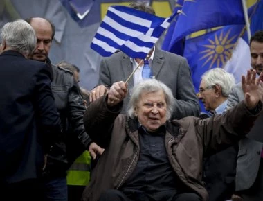 Μ.Θεοδωράκης προς Α.Τσίπρα: «Πώς νιώθεις που τώρα σε επαινούν αυτοί που ονόμαζες κάποτε δολοφόνους»;